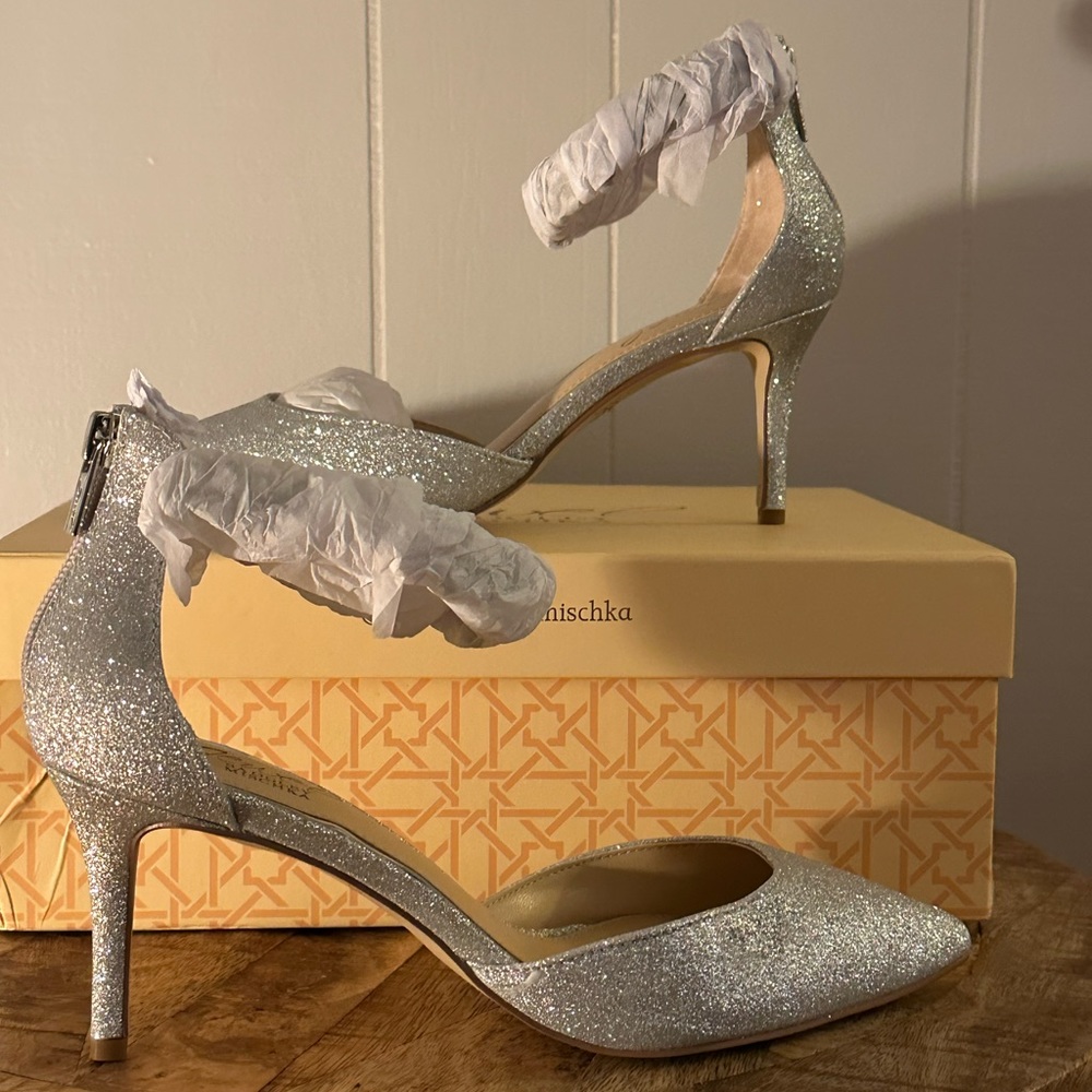 New Jewel Badgely Mischka Women’s Silver Heels Size 7.5M